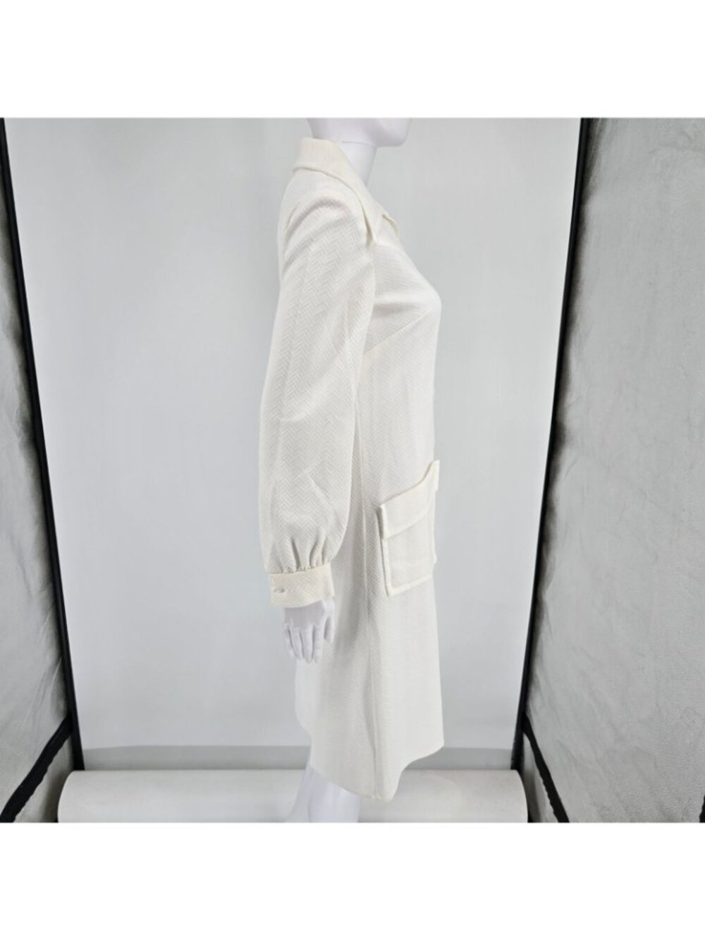 Vintage Early 1970s Ivory Textured Chevron Knee-Length Mod Dress (Size 6/S) - Picture 5 of 11